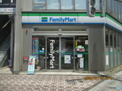 ファミリーマート国立駅南口店