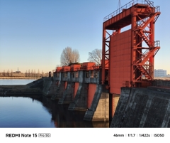 2倍で切り取る赤い水門、冬の空