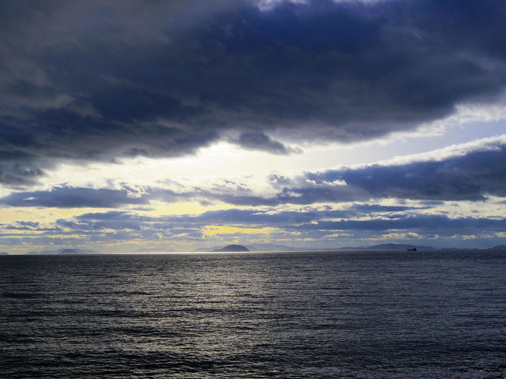 曇りの向こうの晴れ間