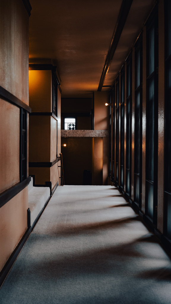 ヨドコウ迎賓館　通路と影