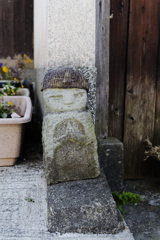 ひっそりとみまもる