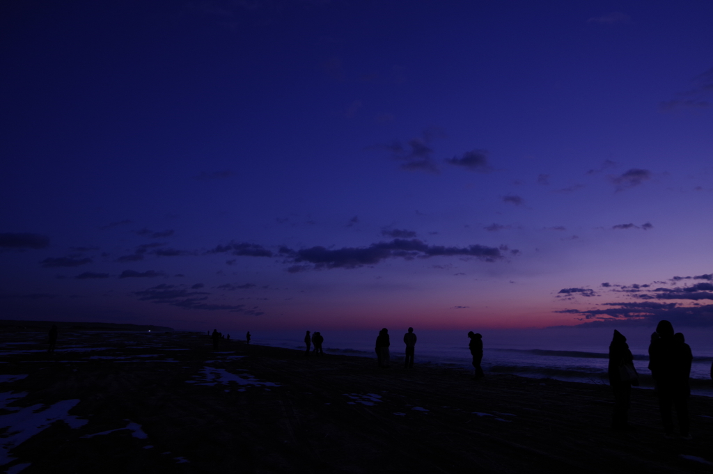 日の出前　人の影がかまいたちの夜みたい