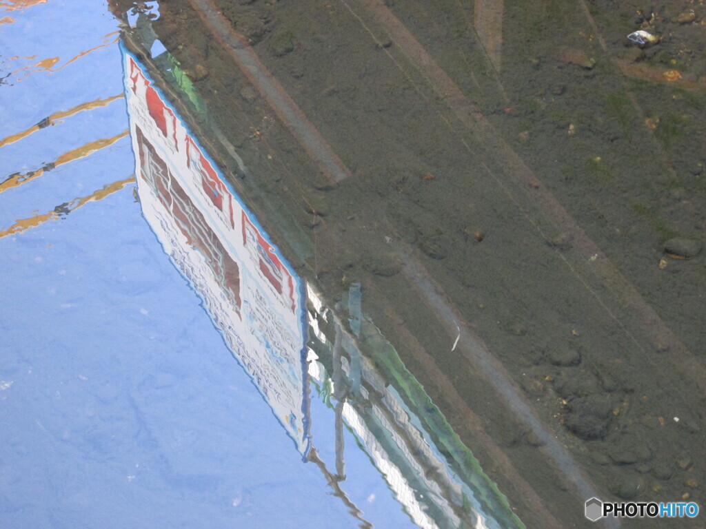 水面に映る看板