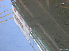 水面に映る看板