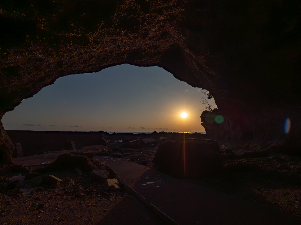 洞窟と夕焼け