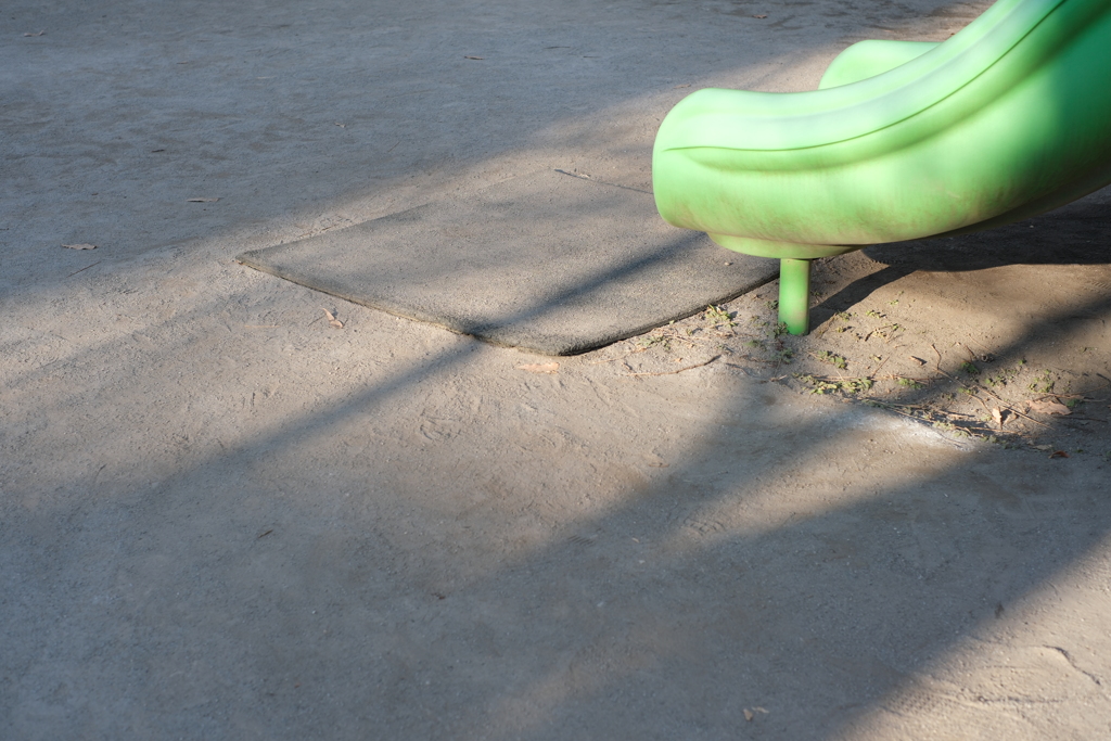 物憂げなすべり台