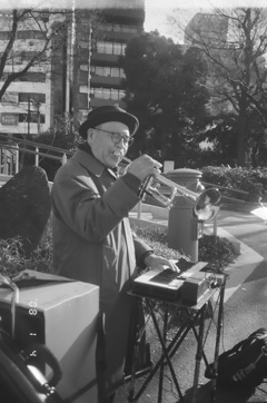 不忍池のほとりで　タカパーチさん