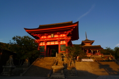 夕日に染まる仁王門