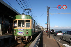 レトロ電車と青い海