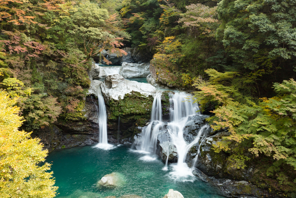 色づく大轟の滝