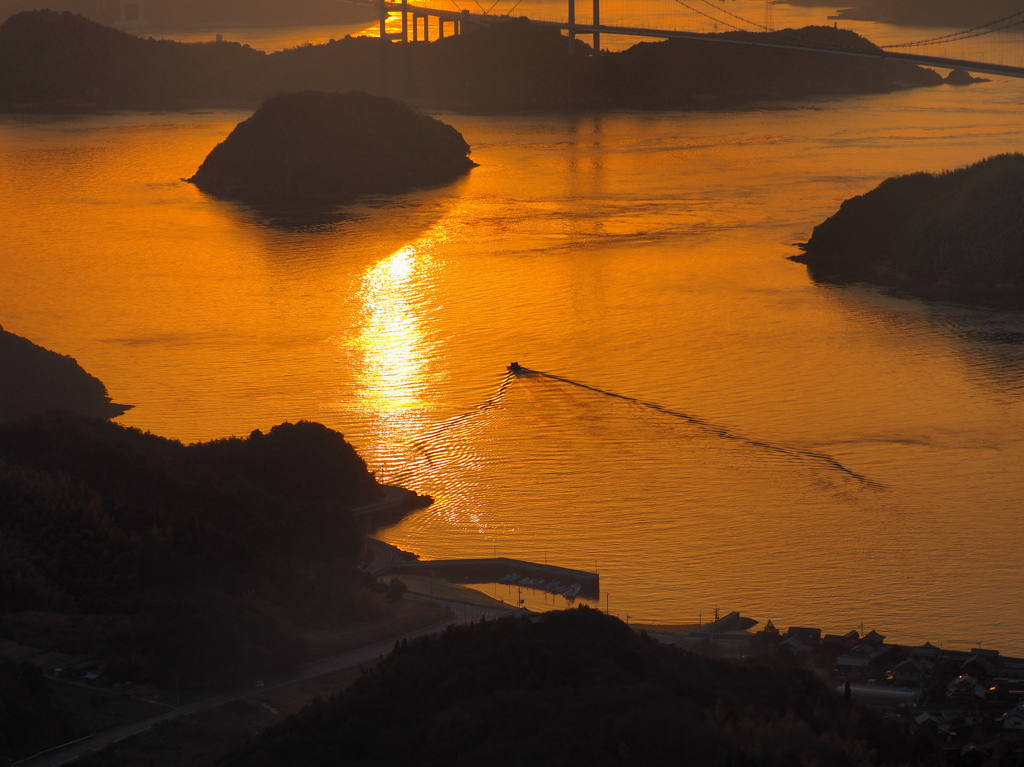 夕暮れに染まる来島の海