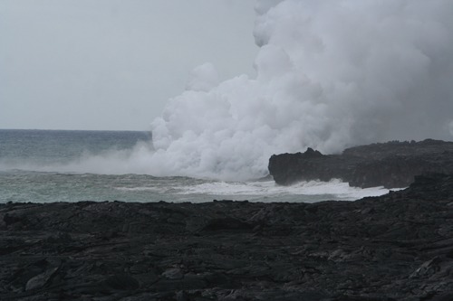 溶岩が海に流れ込む画