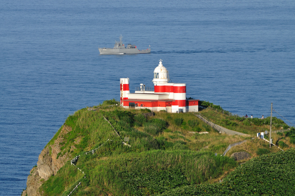 灯台と自衛艦