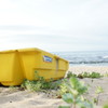 浜辺の黄色いボート