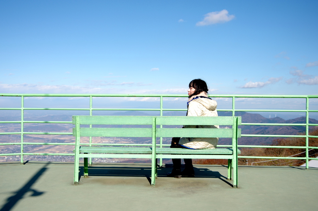 天空のベンチで一休み
