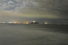 波の雲の上に浮かぶ江ノ島