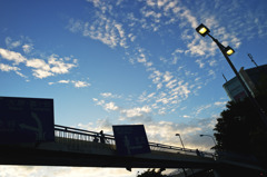 青い空と歩道橋