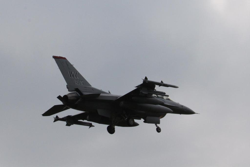 F16