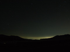 山の向こうの光