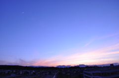 青