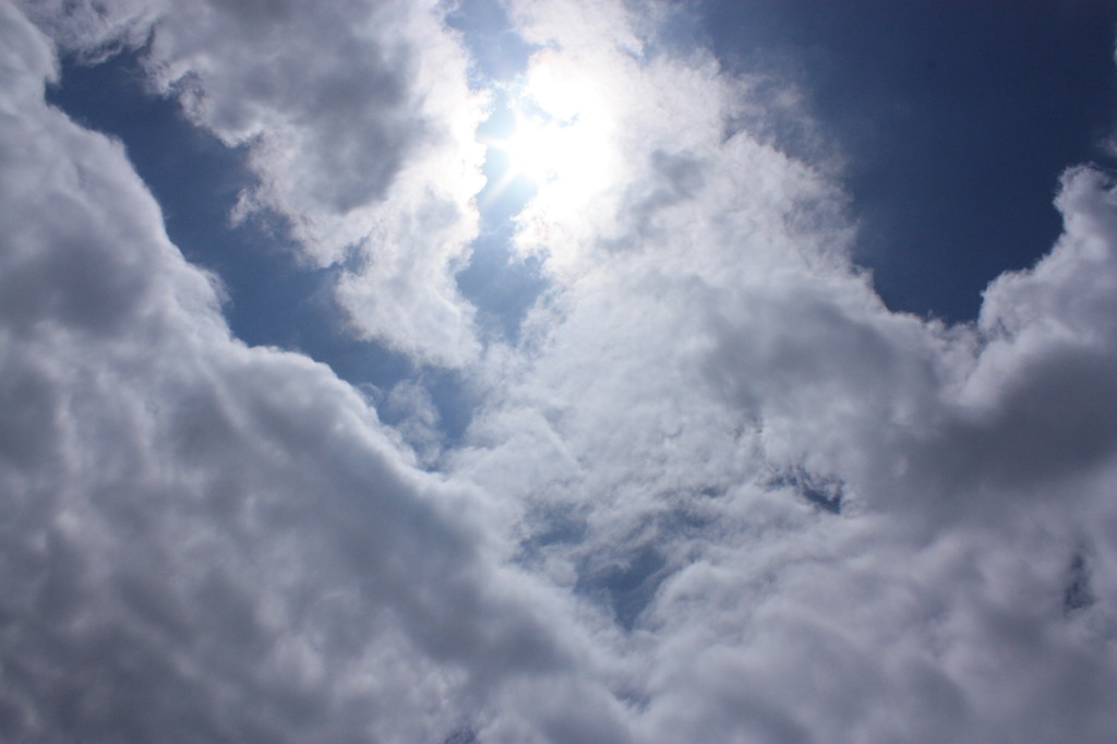 太陽へ続く雲たち