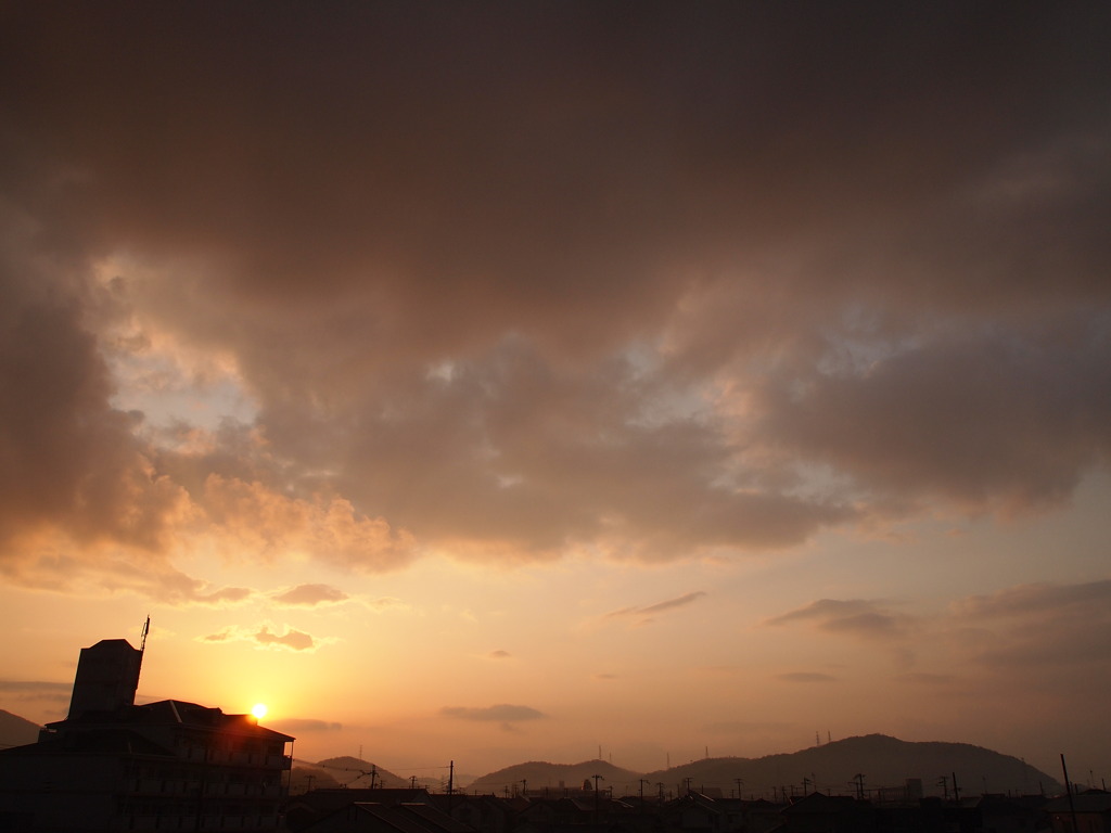 その色にその雲に