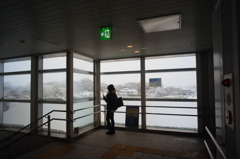 雪の朝　駅にて