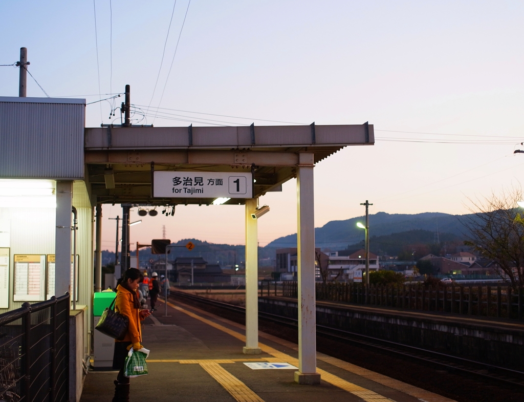 夕暮れ　汽車を待つ
