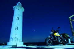 灯台とオートバイ