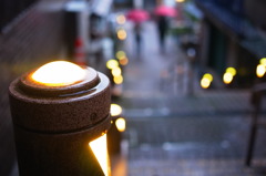 雨の温泉街