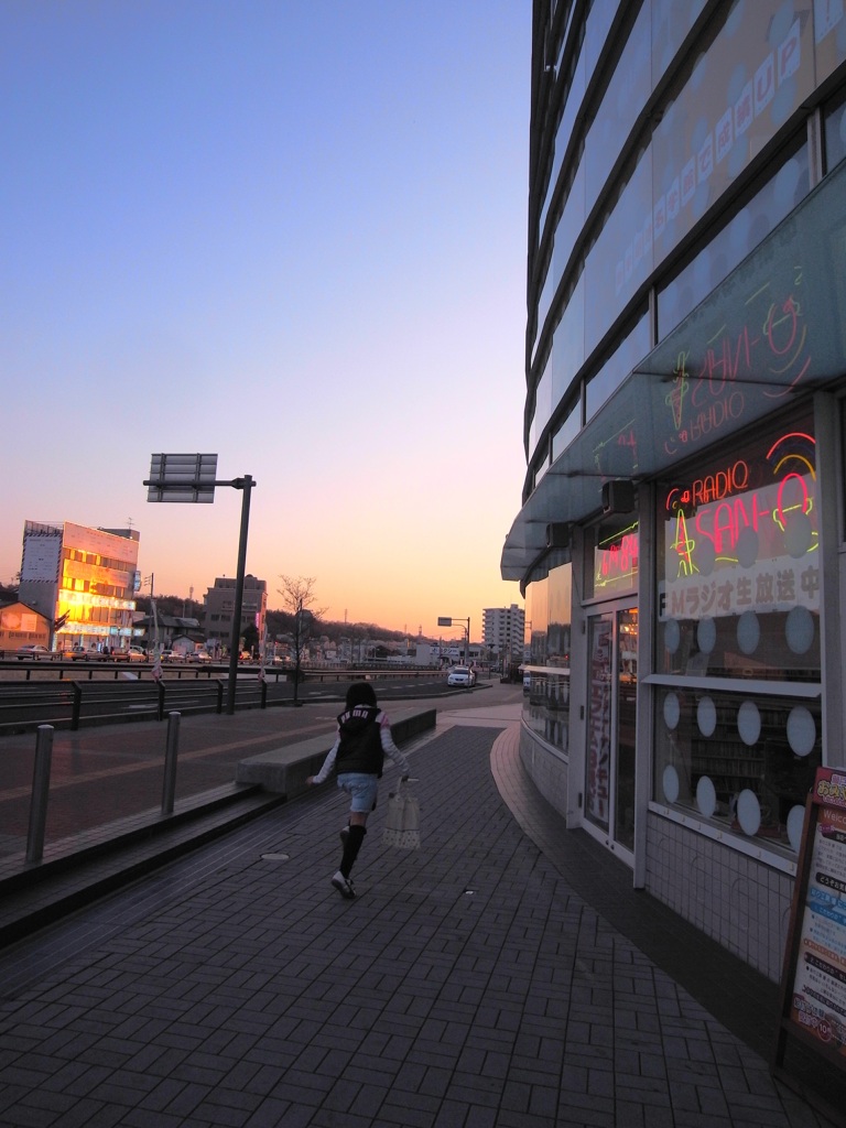 夕暮れの街かど