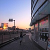 夕暮れの街かど