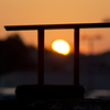 門を閉める夕日
