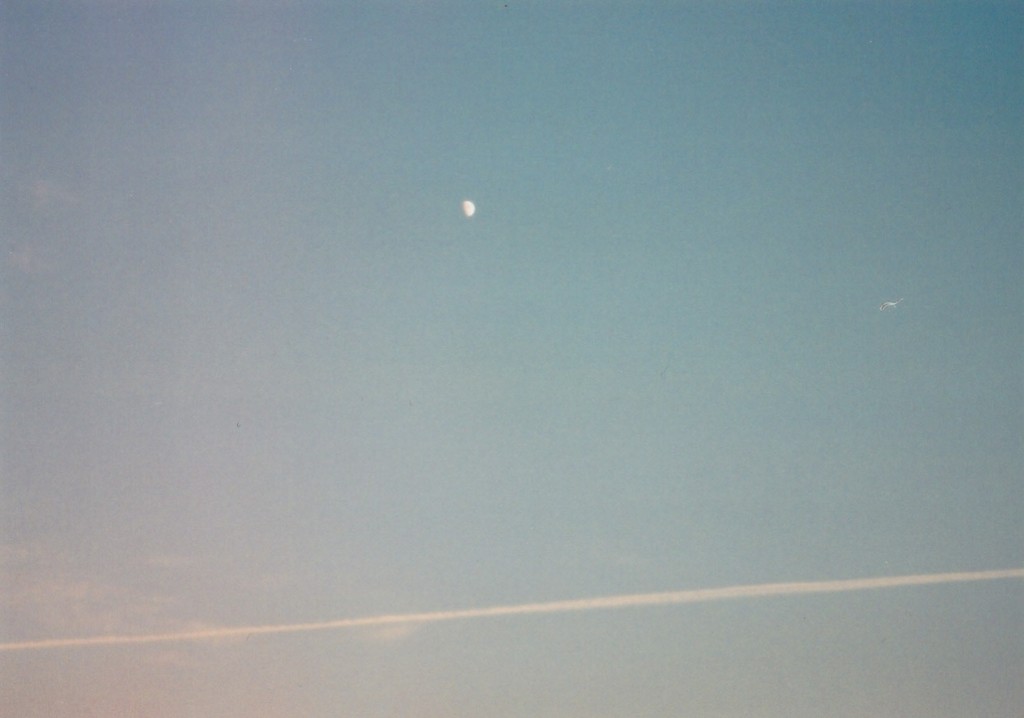 月と飛行線