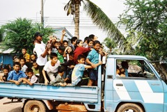 カンボジア正月恒例の水掛祭り