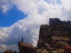 偉大なる空と巨岩