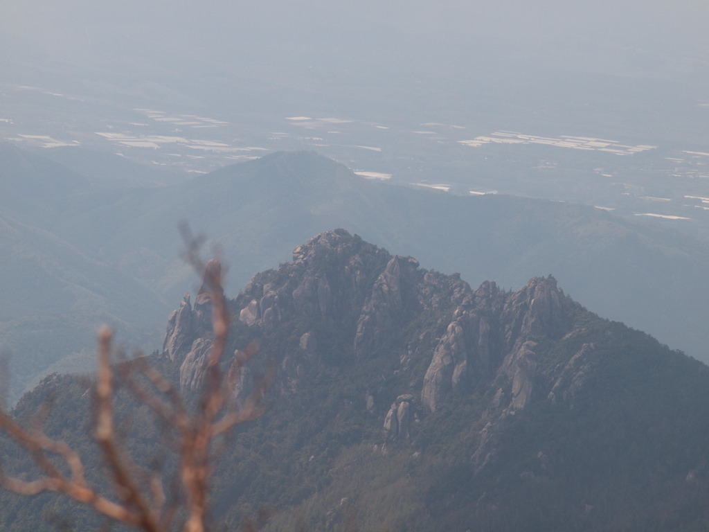 瑞牆山を見下ろす〜。