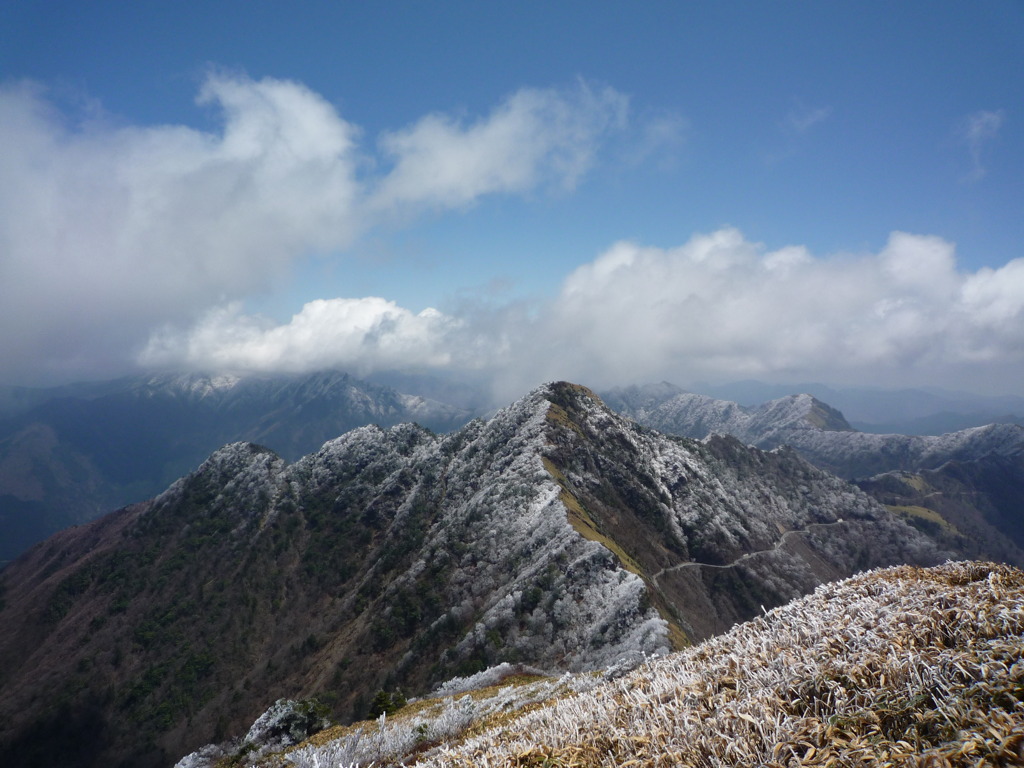 霧氷に覆われる石鎚山系