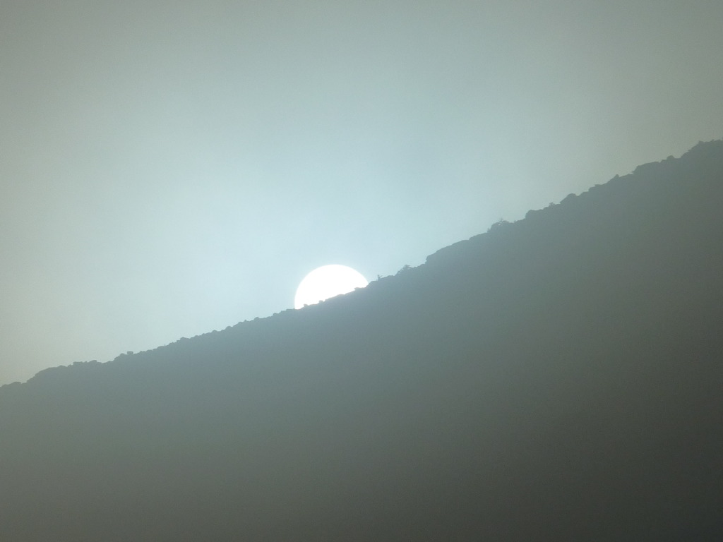 富士山の向こうに沈む太陽