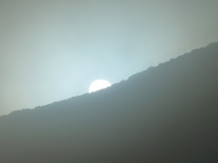 富士山の向こうに沈む太陽