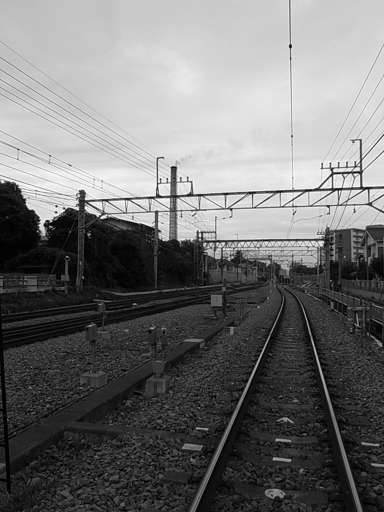 西武拝島線小川駅近くの踏切線路