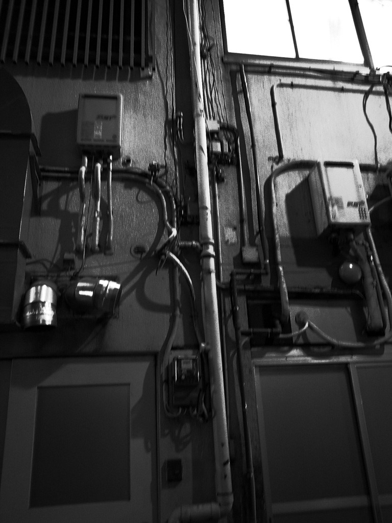 亀戸の裏通りの壁