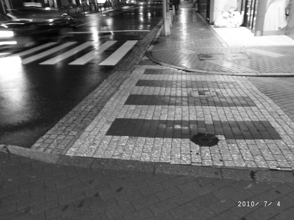 夜、日比谷辺りの交差点