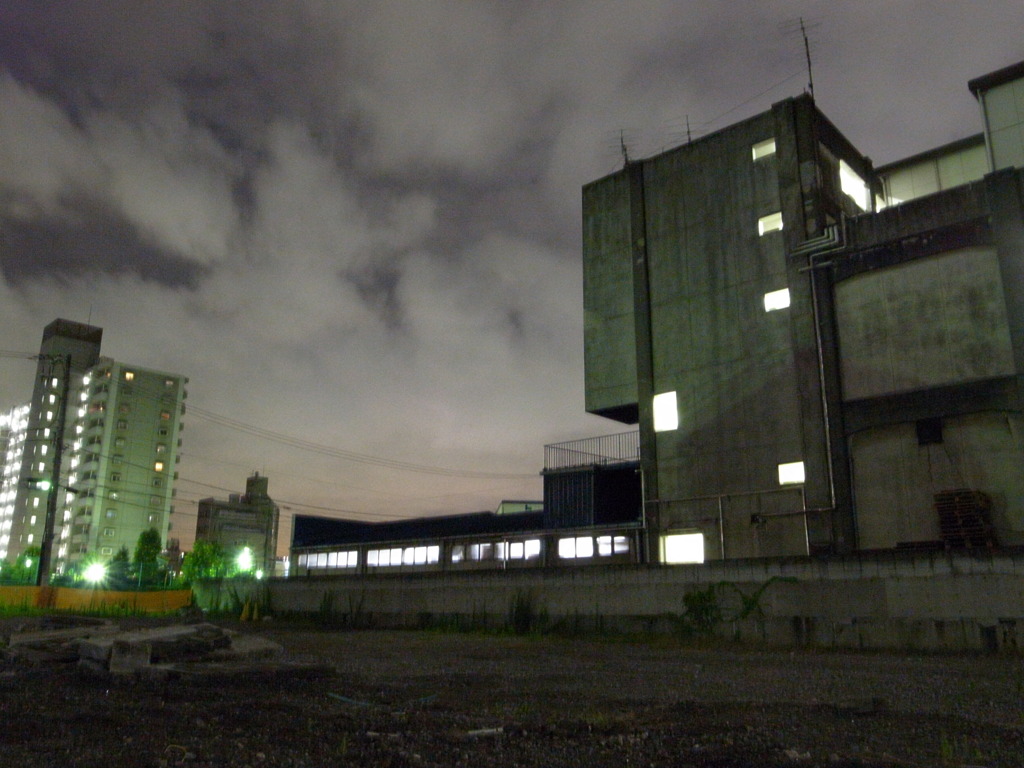 夜の工場跡