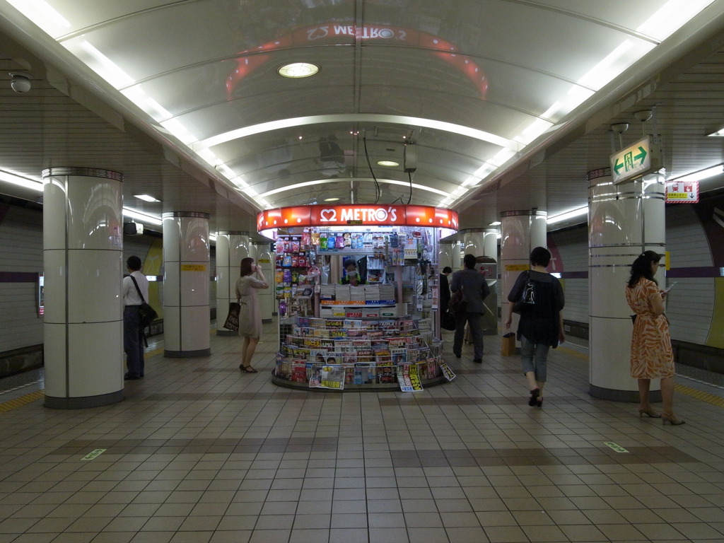 半蔵門線三越前駅ホーム