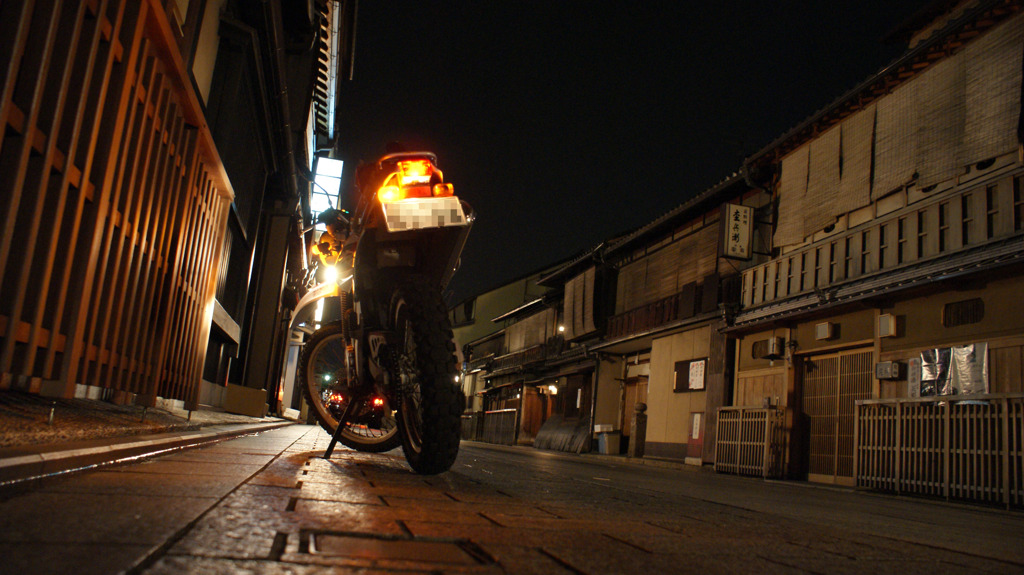 バイクと花見小路通