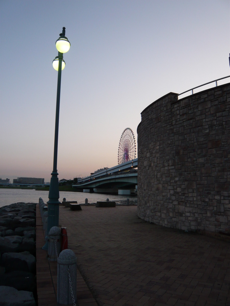 夕暮れと街灯