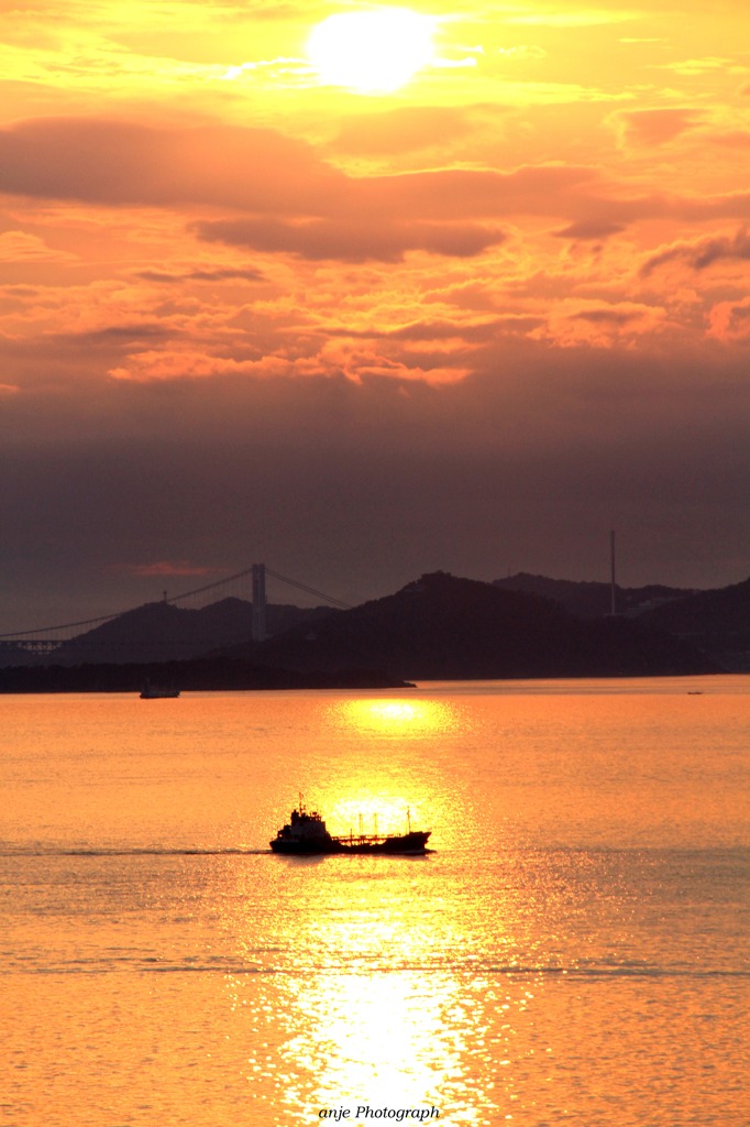 瀬戸内の夕暮れ。