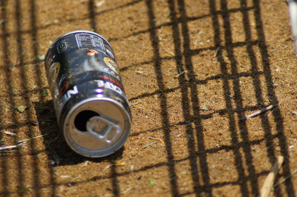 捨てられた空き缶