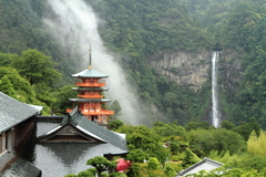 滝のような霧が流れる